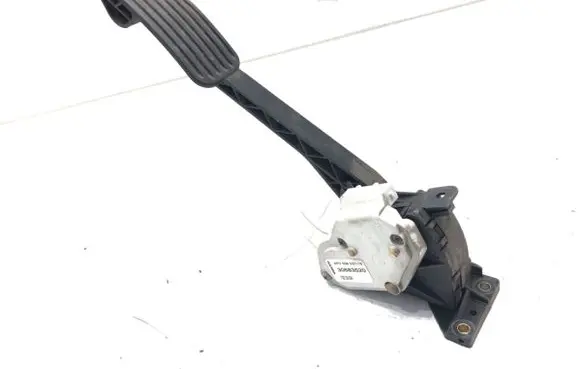Accelerator throttle pedal