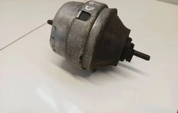Volkswagen PASSAT B5.5 Engine mount bracket 3d0199379