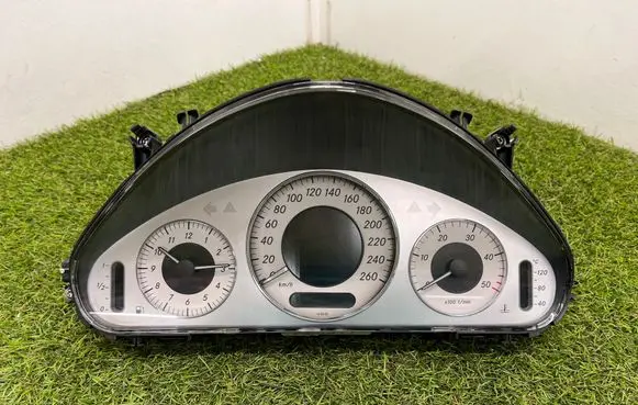Speedometer (instrument cluster)