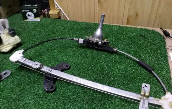Rear door manual window regulator