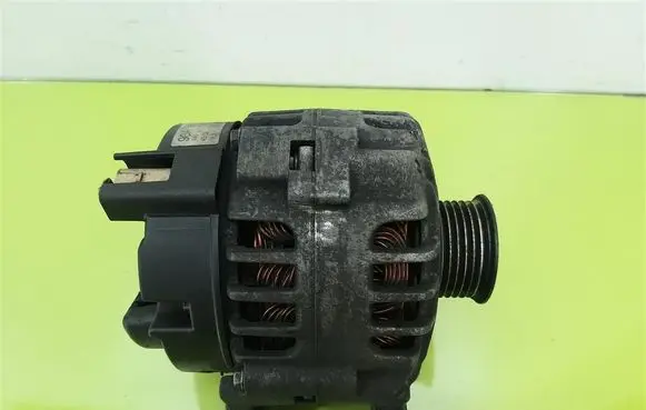 Volkswagen Polo Generator/alternator 03D903025J