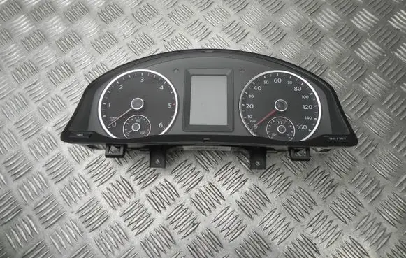 Volkswagen Tiguan Speedometer (instrument cluster) 5N0920971E