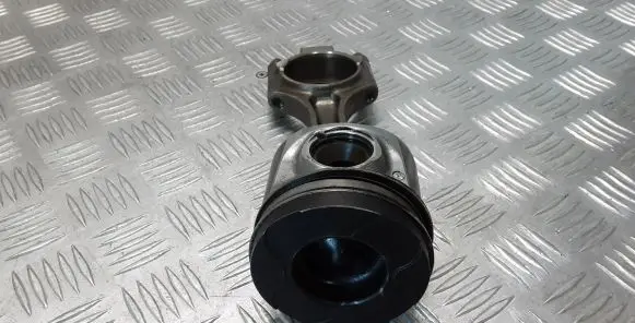 Volvo XC60 Piston with connecting rod