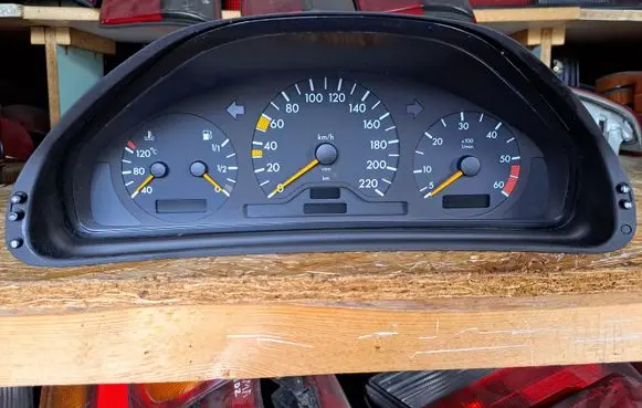 Mercedes-Benz E W210 Speedometer (instrument cluster) A2105406947 110008740002 2105406947
