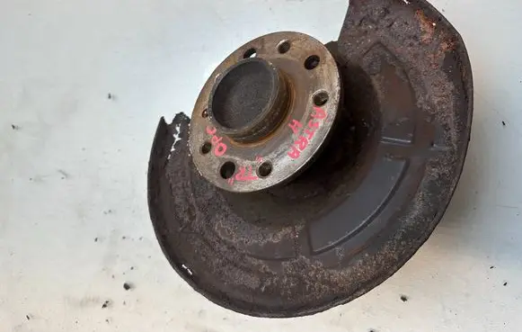 Rear wheel hub spindle/knuckle