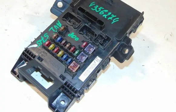 Toyota Avensis T220 Fuse module 8273005010