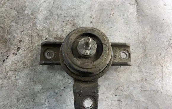 Hyundai Santa Fe Engine mount bracket