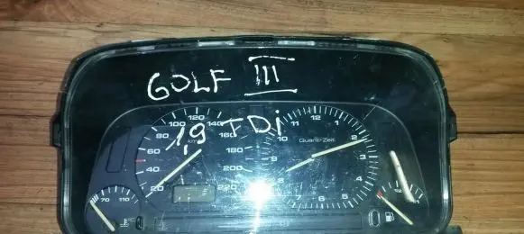 Volkswagen Golf III Speedometer (instrument cluster) 88311188 Nenustatyta