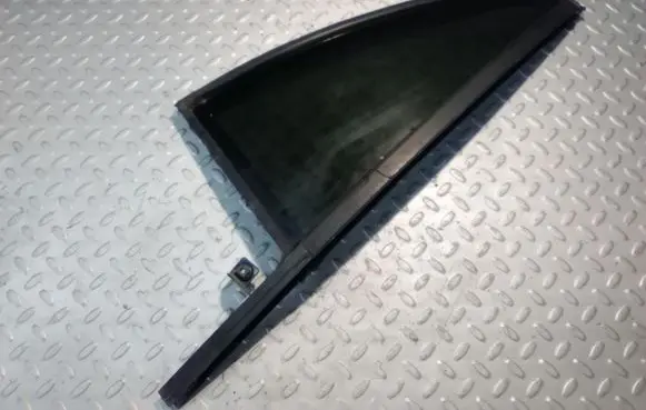 Rear vent window glass