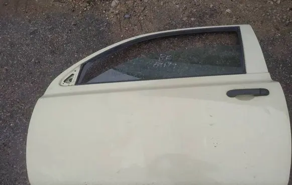 Nissan Micra Front door geltonos