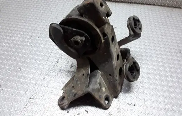Nissan X-Trail T30 Engine mount bracket