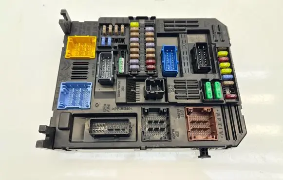 Opel Mokka B Fuse module 9832881080