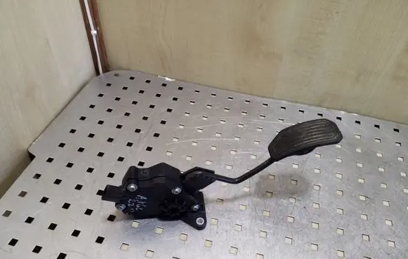 Toyota RAV 4 (XA30) Accelerator throttle pedal 7811042030 1988007280