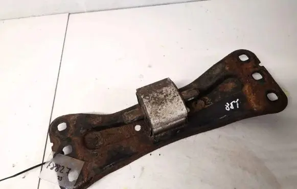 Mercedes-Benz C W203 Engine mount bracket