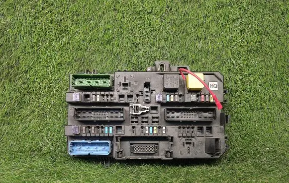 Opel Zafira B Power management control unit 13220831 13220831HQ