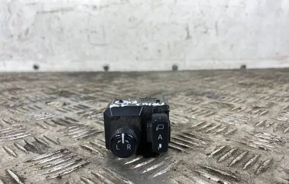 Toyota Prius (XW50) Wing mirror switch 183725
