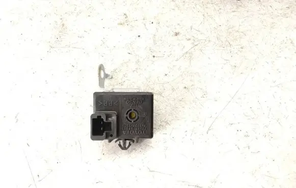 Toyota Avensis T250 Other relay 8665013010 0689003570