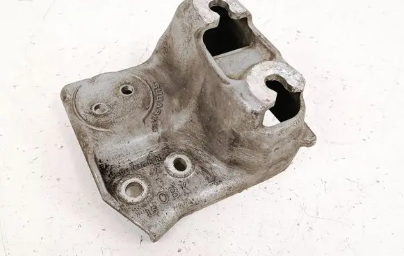 Subaru Outback (BS) Engine mounting bracket