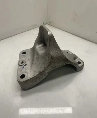 Land Rover Range Rover Sport L461 Engine mounting bracket M8E26061AA M8E26061