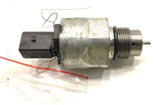 Volkswagen Polo V 6R Fuel pressure regulator 5WS40730AT