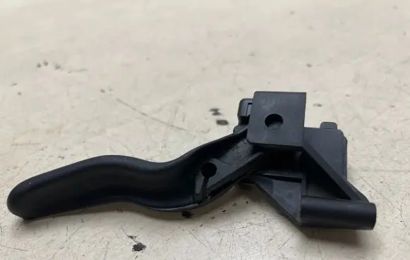 Engine bonnet (hood) release handle