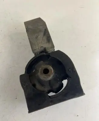 Toyota RAV 4 (XA20) Engine mount bracket