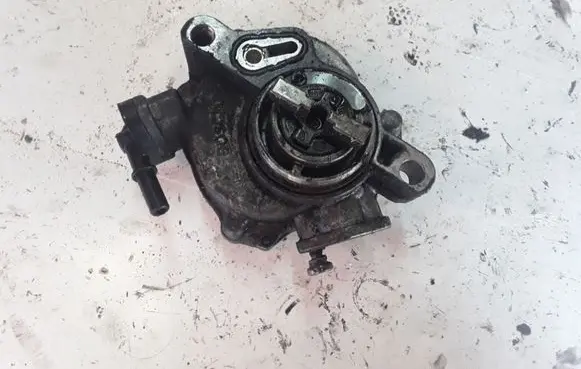 Ford Focus Vacuum pump 9684786780