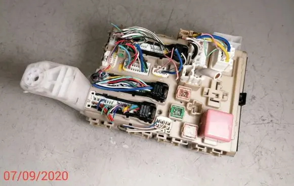 Toyota Avensis T270 Fuse module 8273005680