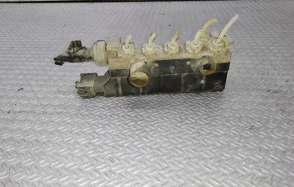 Mercedes-Benz S W220 Air suspension valve block A2203200258