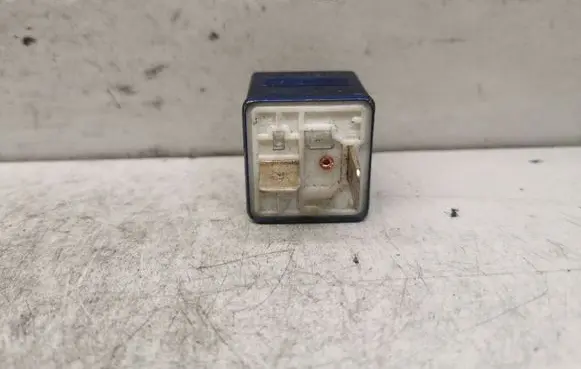 Audi A4 S4 B5 8D Glow plug pre-heat relay 8A0951253