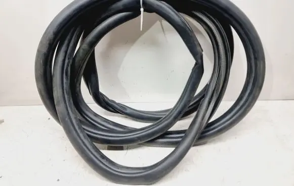 Toyota RAV 4 (XA40) Rear door rubber seal (on body) 6233242080