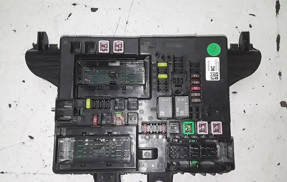 Opel Insignia A Fuse module 13277319 63MA4S