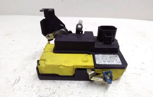 Volvo V70 Front door lock 30699747
