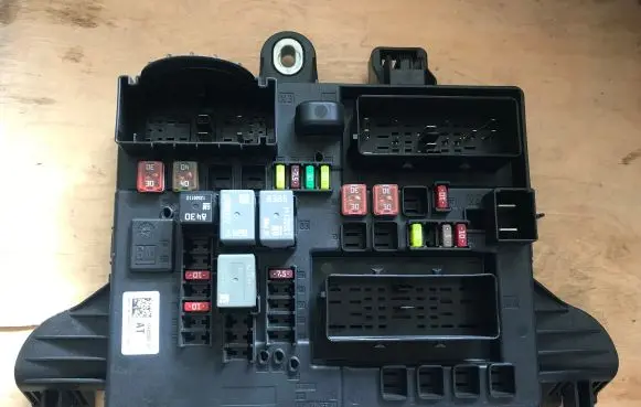 Opel Insignia A Fuse module 13485565