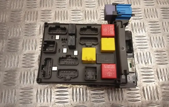 Renault Laguna II Fuse module 8200228549