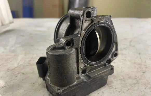 Volkswagen PASSAT B5.5 Electric throttle body valve 