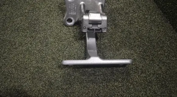 Tailgate/trunk/boot hinge