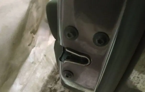 Opel Astra J Front door lock