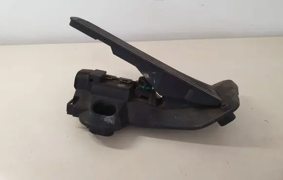 Volkswagen PASSAT B6 Accelerator throttle pedal 1K2723503M