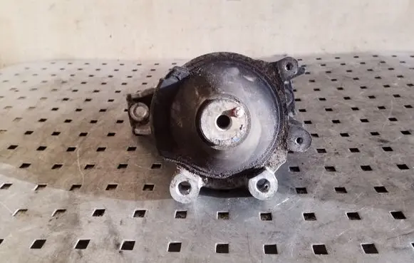 Honda CR-V Engine mount bracket
