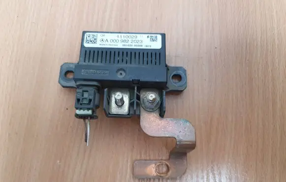 Mercedes-Benz Vito Viano W447 Charging relay A0009822023 1110029 09102000299