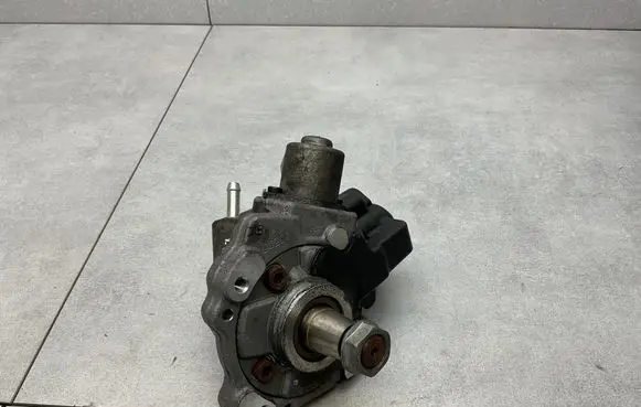 Volkswagen Golf Sportsvan Fuel injection high pressure pump 04B130755F