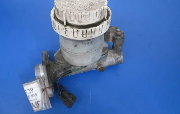Mitsubishi Pajero Master brake cylinder