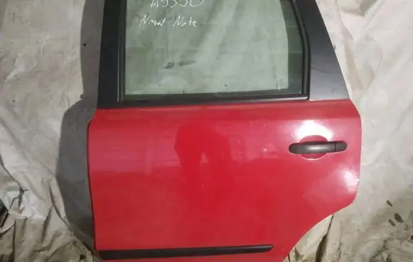 Nissan Note (E11) Rear door raudonos