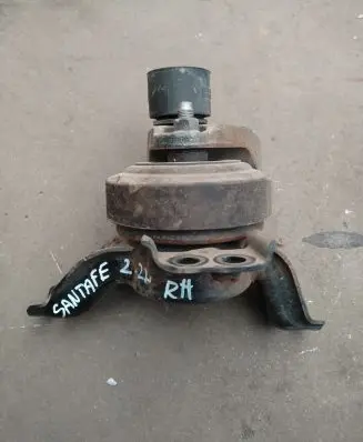 Hyundai Santa Fe Engine mount bracket 218233W050