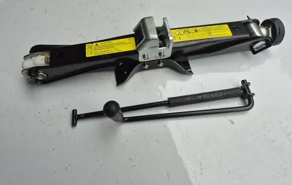 Audi A4 S4 B8 8K Lift Jack 8K0011031G