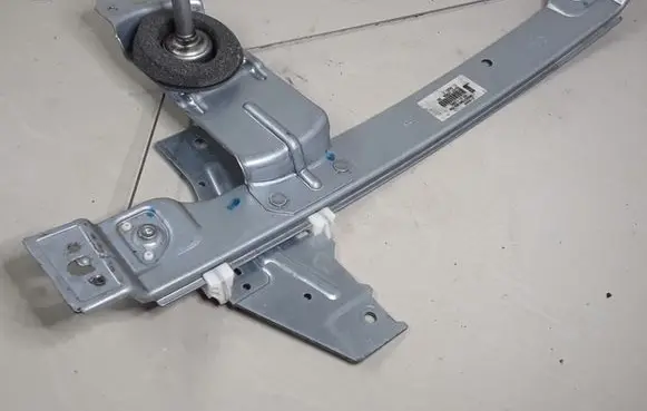 Rear door manual window regulator