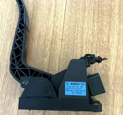 Mercedes-Benz Vito Viano W638 Accelerator throttle pedal A9013000504 0281002337 387501324
