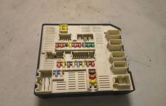 Renault Scenic III - Grand scenic III Fuse module 284B60008R 8226120228 519339311
