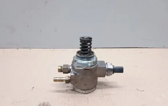 Skoda Fabia Mk2 (5J) Fuel injection high pressure pump 03C127026M